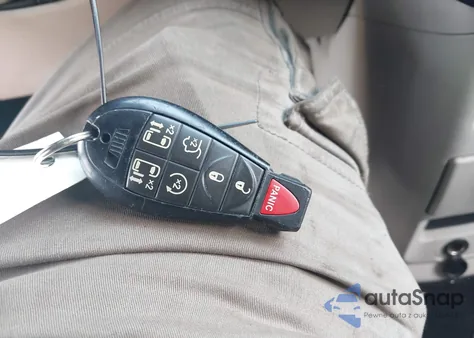 2011 Chrysler Town & Country Touring-L from USA, damaged, VIN 2A4RR8DG4BR619321